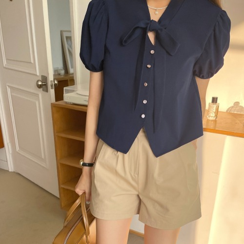 a short-sleeved Thai blouse