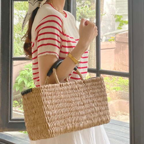 a slender striped short-sleeved knitwear